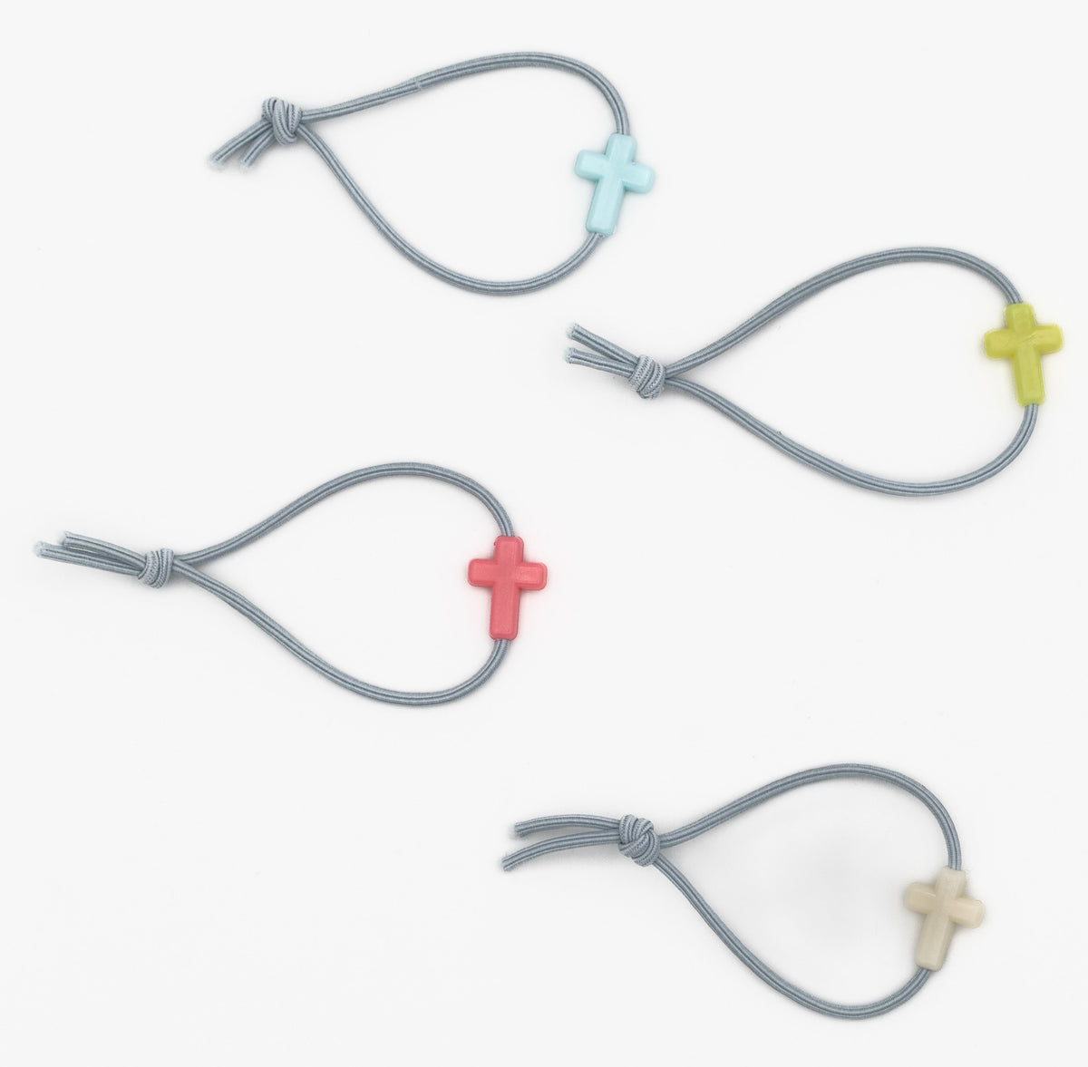 Catro pulseiras infantís grises con contas de silicona en forma de cruz de varias cores.