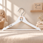 Separador de bebé en percha blanca personalizada, Cielo boho, 0–3 meses y nombre Lucía. Composición actualizada con edad y nombre ampliados. Simulación del acabado.