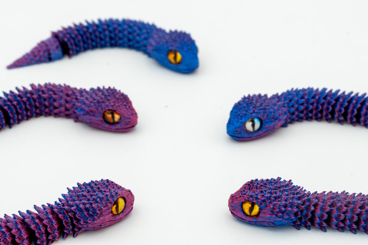 Serpes 3D articuladas en degradado azul e morado vistas de preto