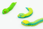 Serpes 3D articuladas en degradado verde e amarelo en detalle