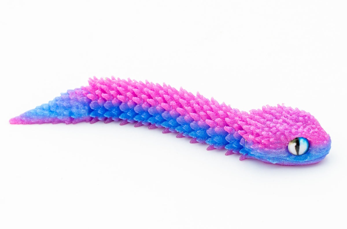 Serpe 3D articulada en degradado rosa, morado e azul vista de preto