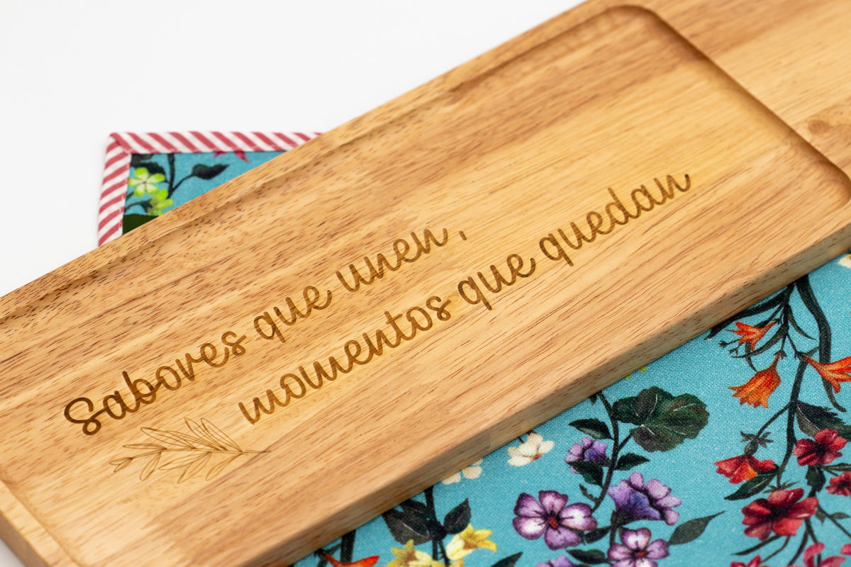 Detalle de la tipografía cursiva grabada con láser sobre la superficie de madera.