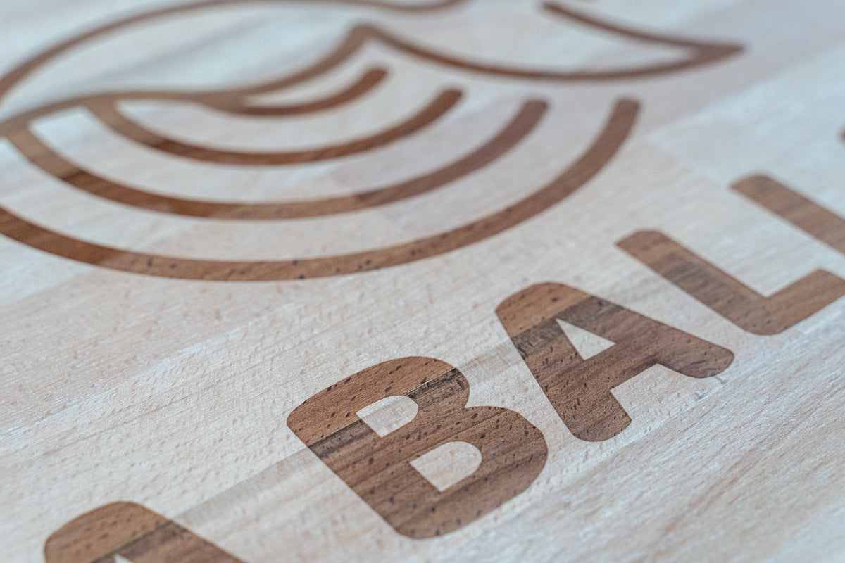 Detalle del grabado del logotipo La Ballena sobre la veta de la madera.