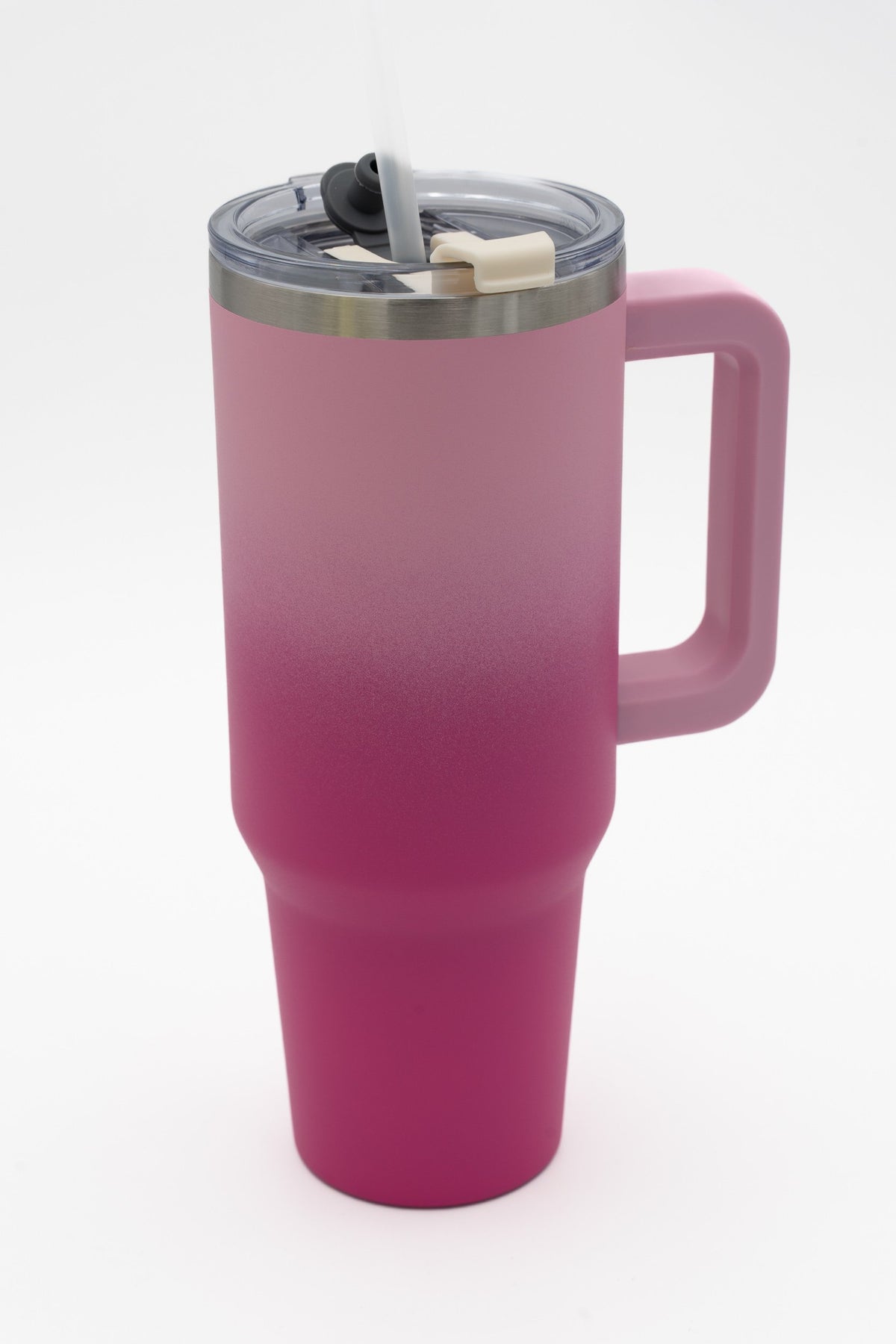 Termo cun degradado de rosa claro a fucsia con asa e tapa transparente.