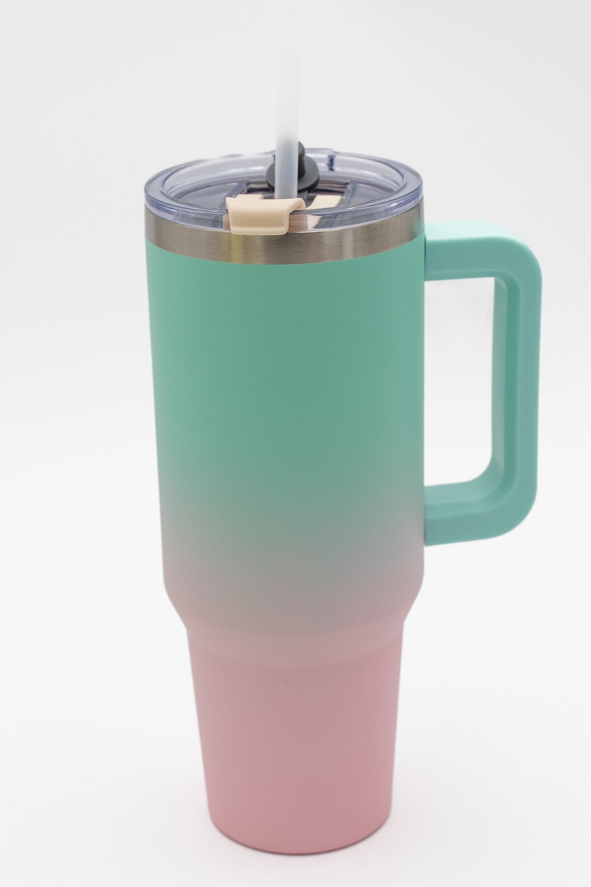 Vaso térmico cun degradado de turquesa a rosa pastel con asa e palliña.