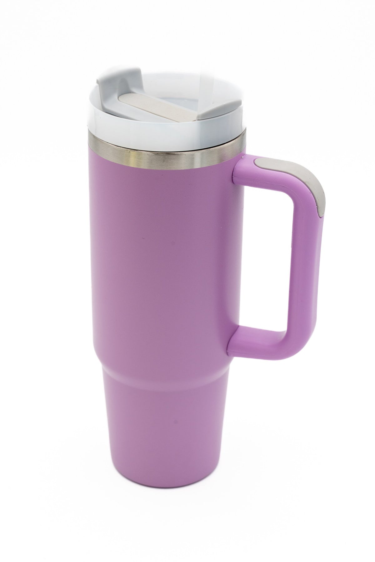 Termo de cor lavanda con asa e tapa de plástico transparente con peche gris.