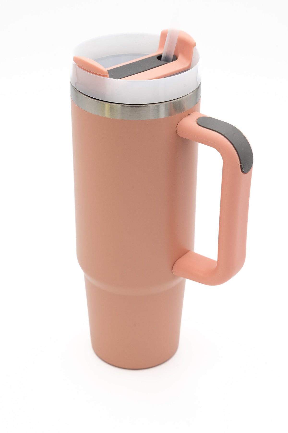 Vaso térmico de cor salmón con asa e tapa cun detalle gris escuro.