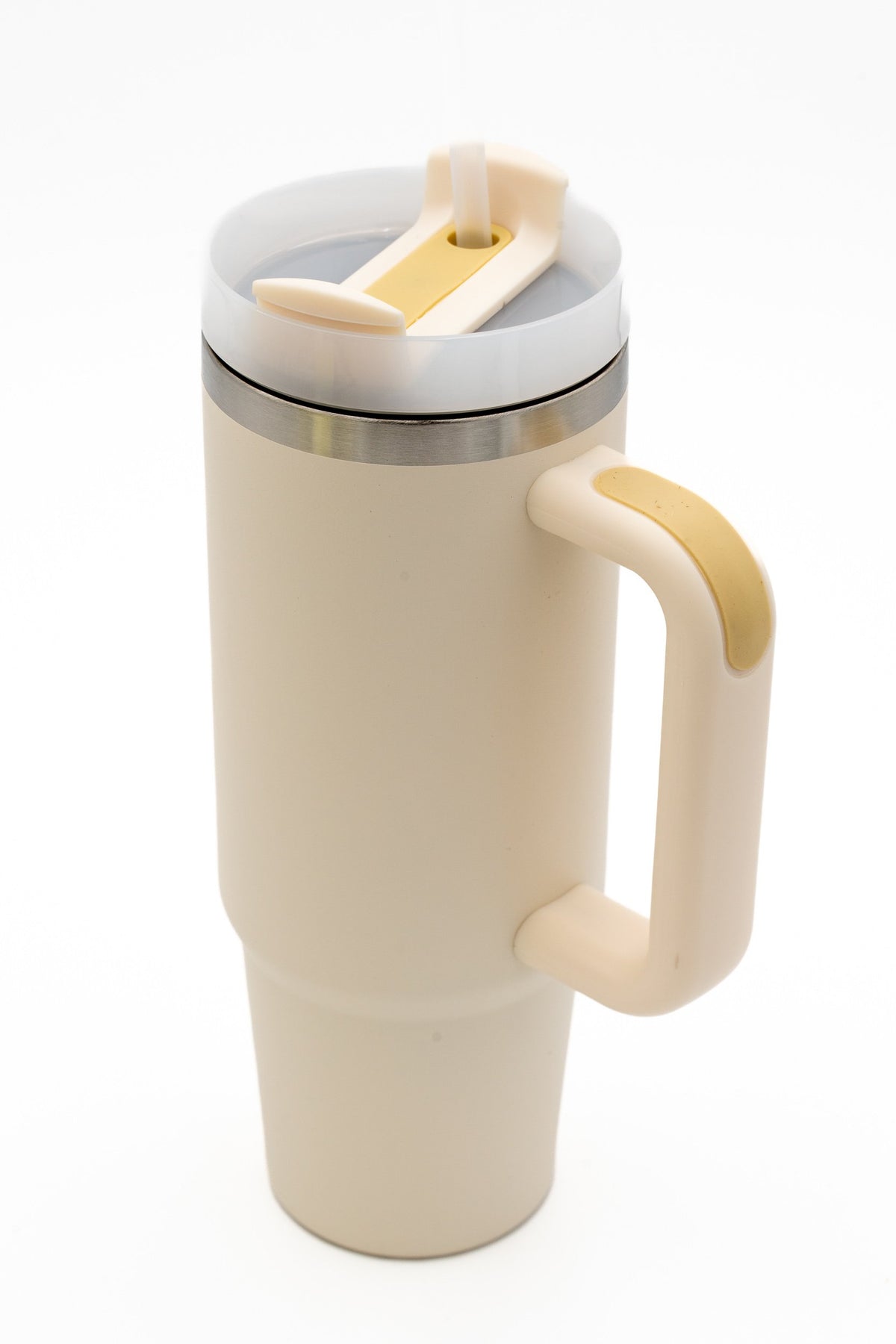 Termo de cor crema con asa e tapa con peche de cor mostaza.