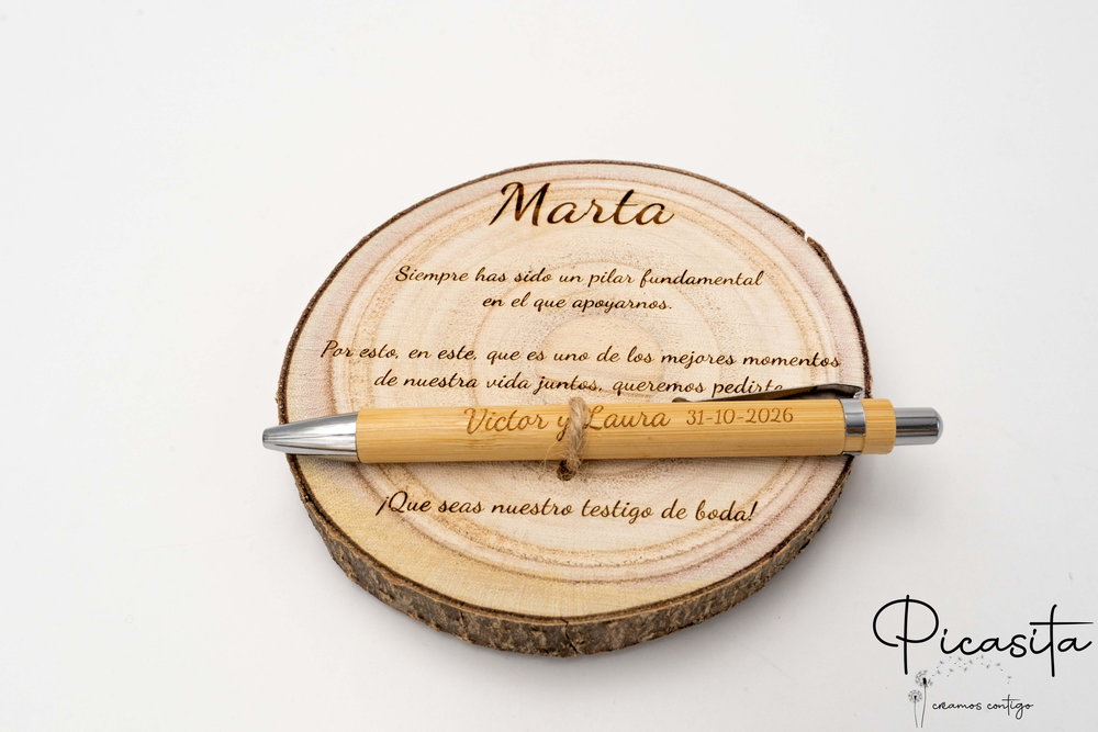 Rodaja de madera grabada con láser con el nombre Marta y bolígrafo de bambú