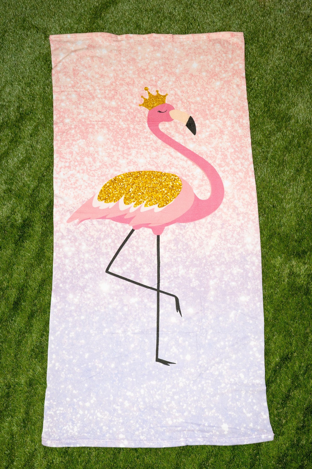Toalla cun degradado rosa e lila e un debuxo dun flamengo con coroa dourada.