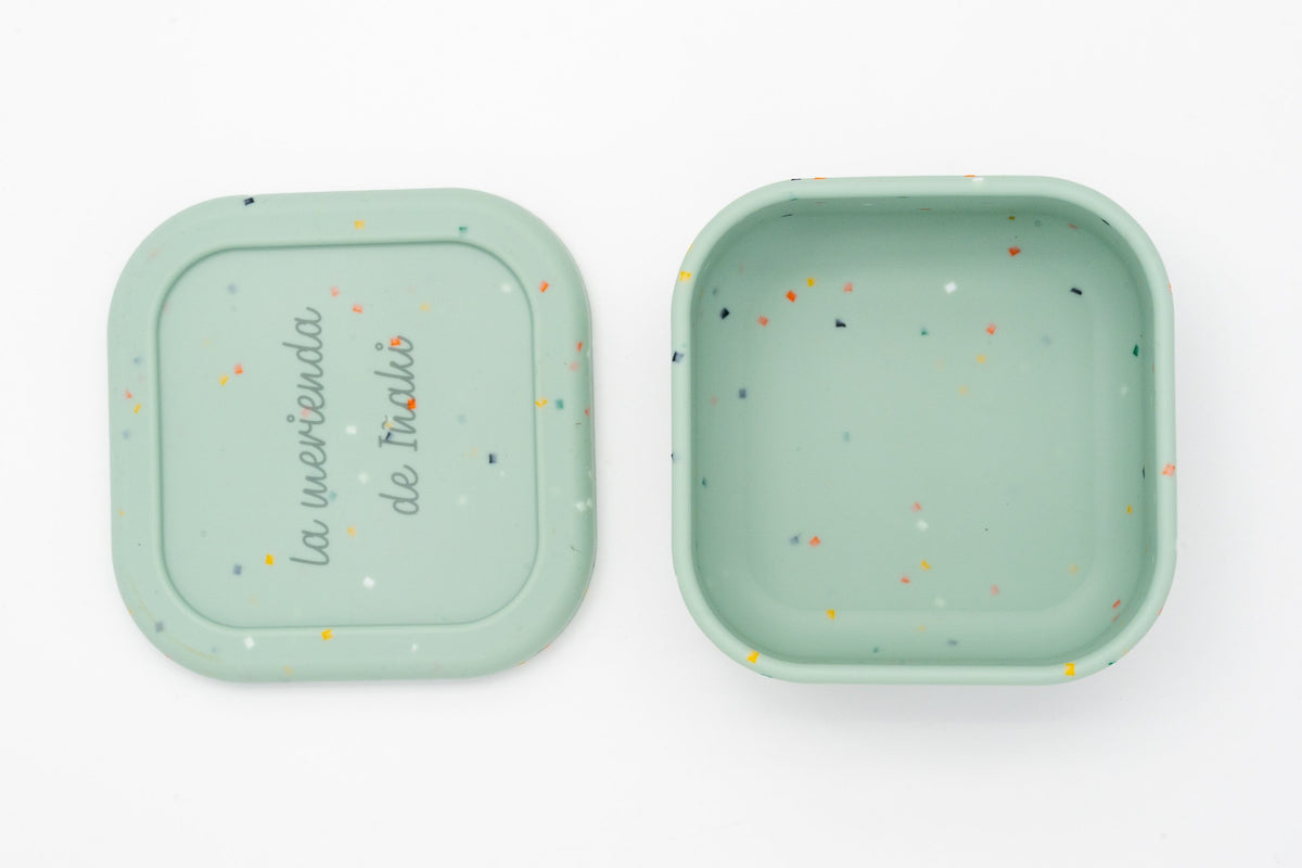 Tupper verde con chispitas abierto junto a su tapa personalizada