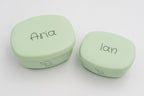 Dos tuppers verde claro personalizados con nombres distintos