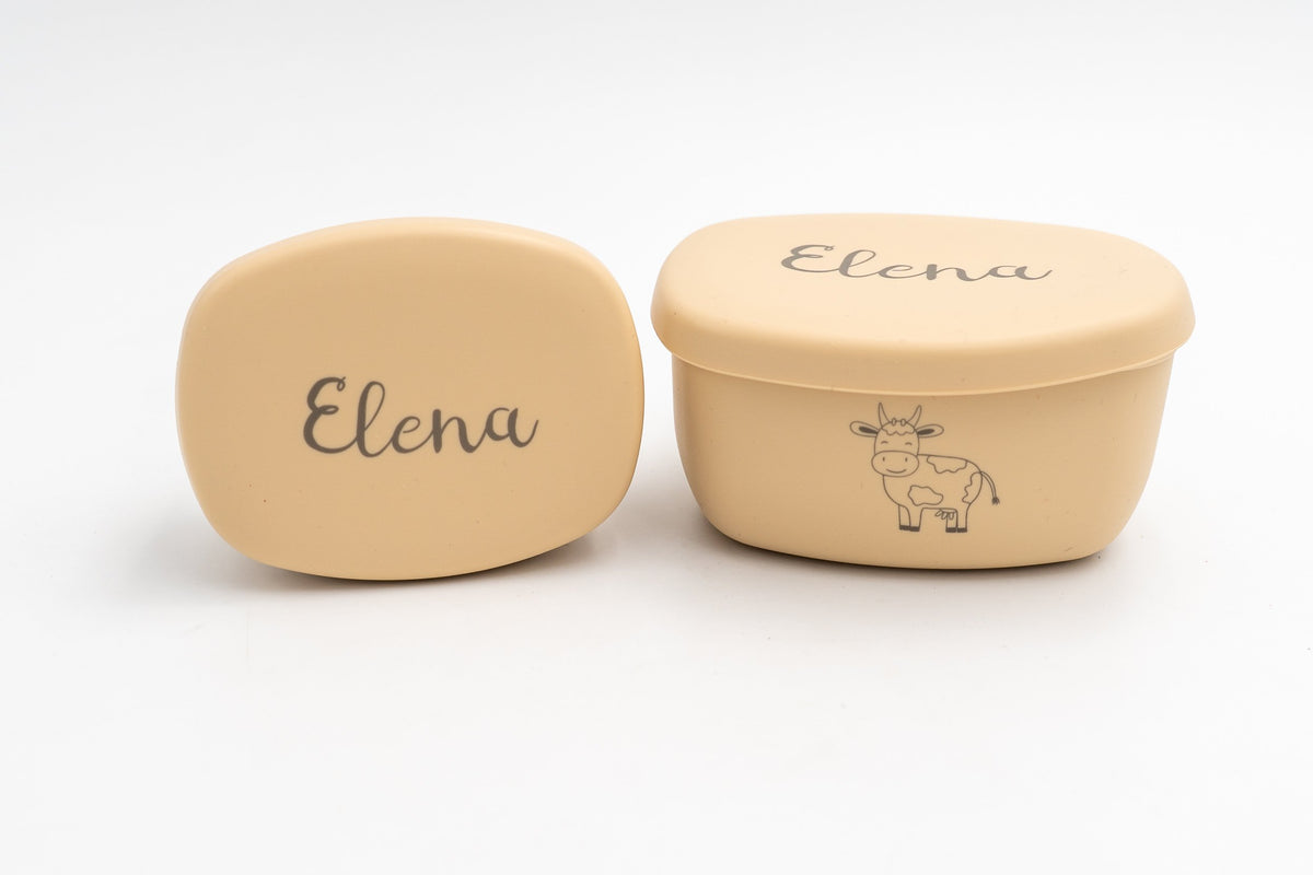Dos tuppers beige personalizados con nombre y jirafa