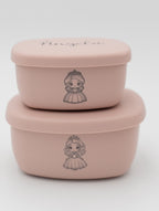 Tuppers rosa apilados con nombre y dibujo de princesa