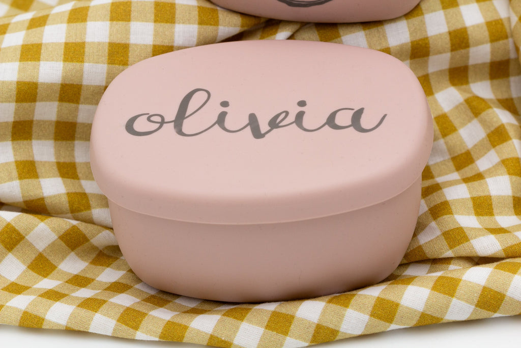 Tupper rosa con nombre grabado en la tapa