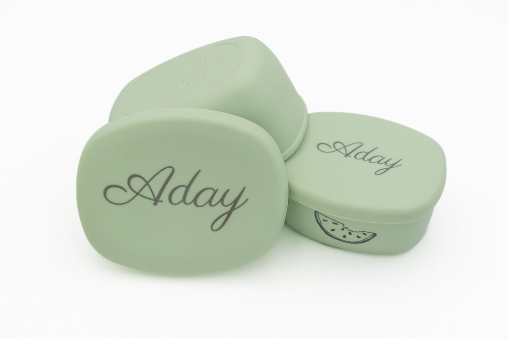 Dos tuppers verdes personalizados con nombre y sandía