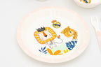 Primer plano de plato rosa con diseño de león, leopardo y escudo oficial del club.