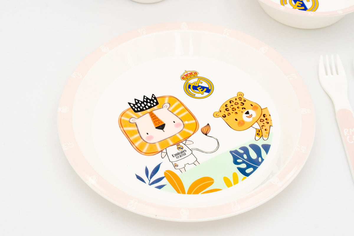 Primer plano de plato rosa con diseño de león, leopardo y escudo oficial del club.