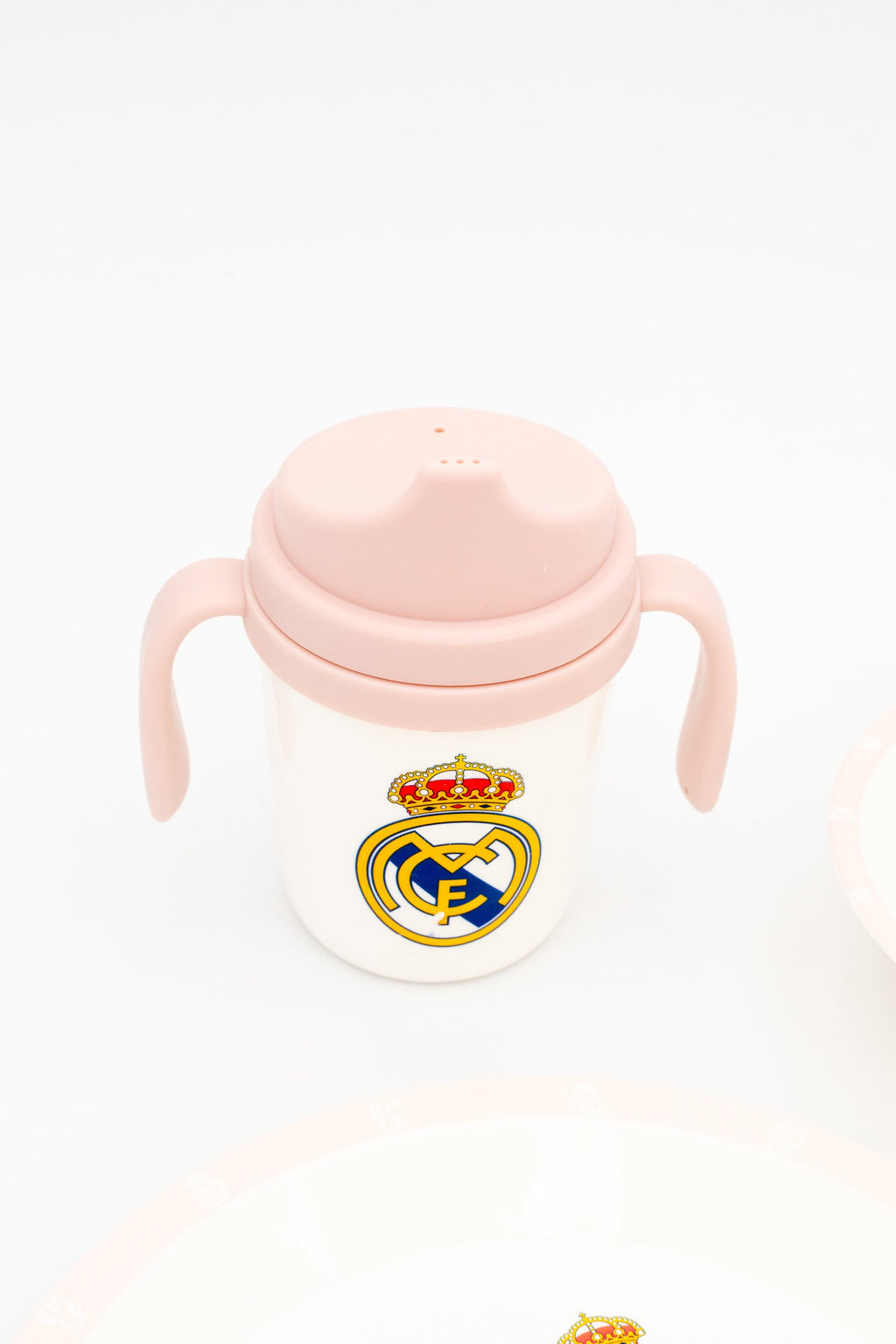 Vaso de aprendizaje rosa con dos asas y boquilla antiderrames del Real Madrid para niños.
