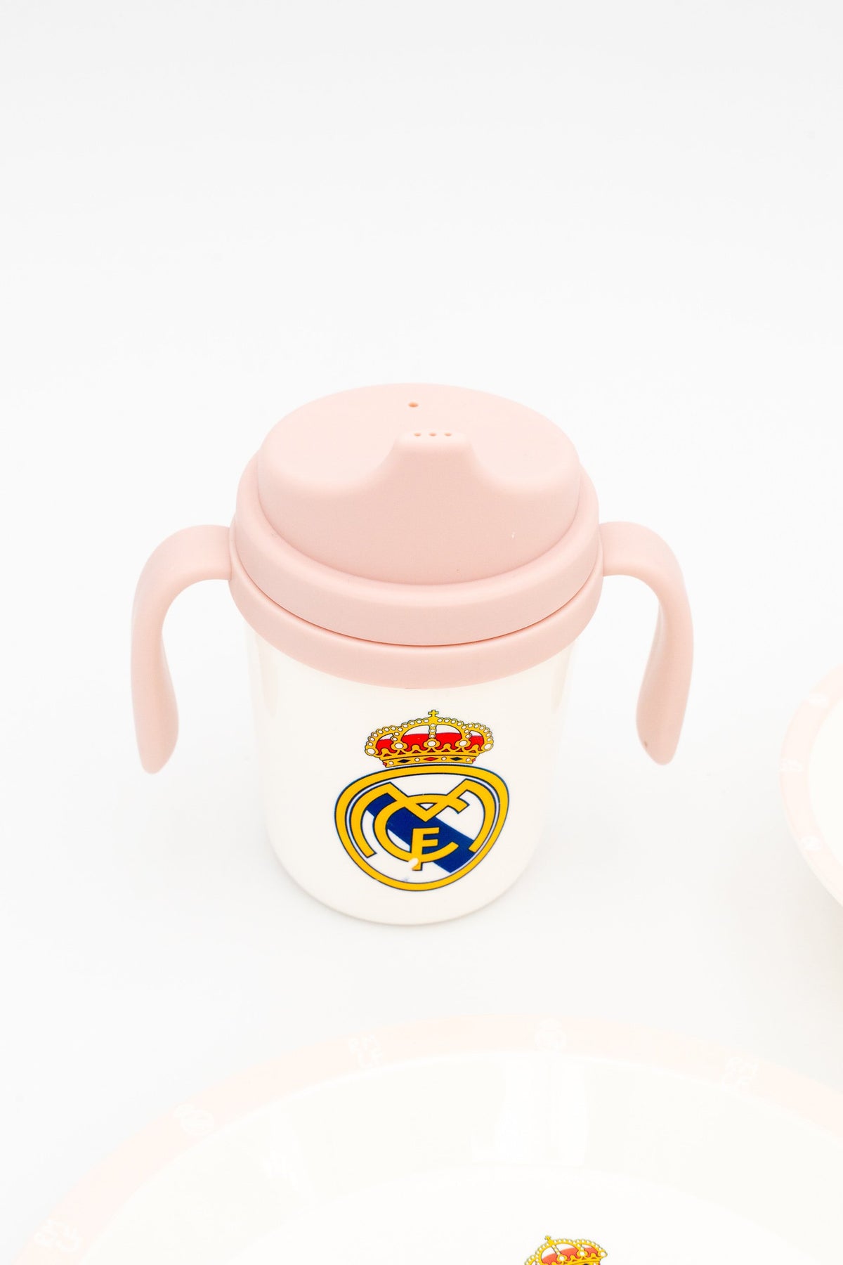 Vaso de aprendizaje rosa con dos asas y boquilla antiderrames del Real Madrid para niños.