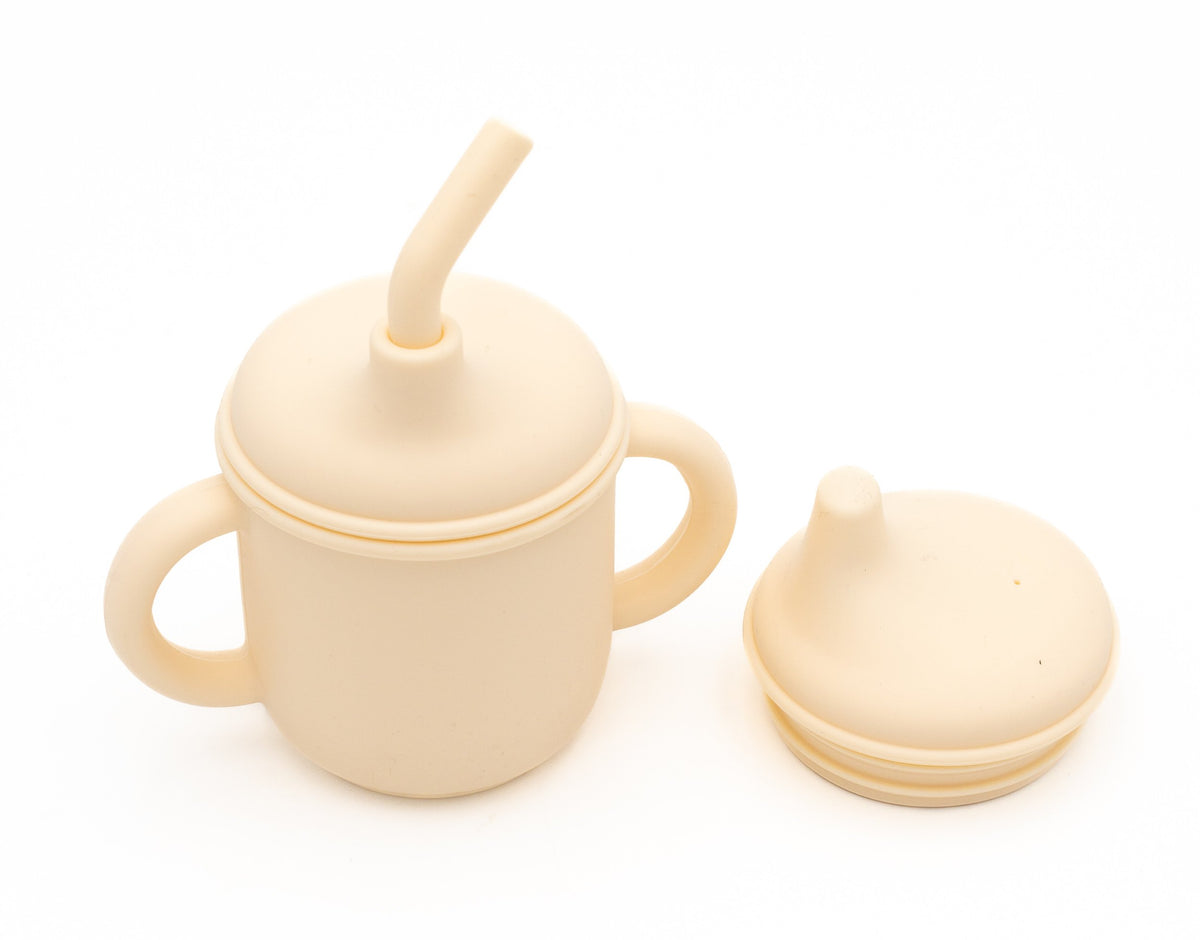 Vaso de cor crema con dúas tapas para beber e palliña de silicona