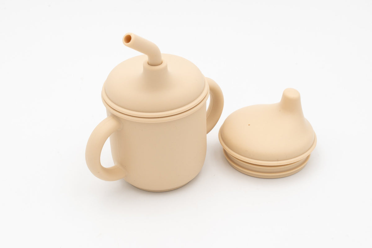 Vaso infantil beixe aberto xunto ás súas dúas tapas