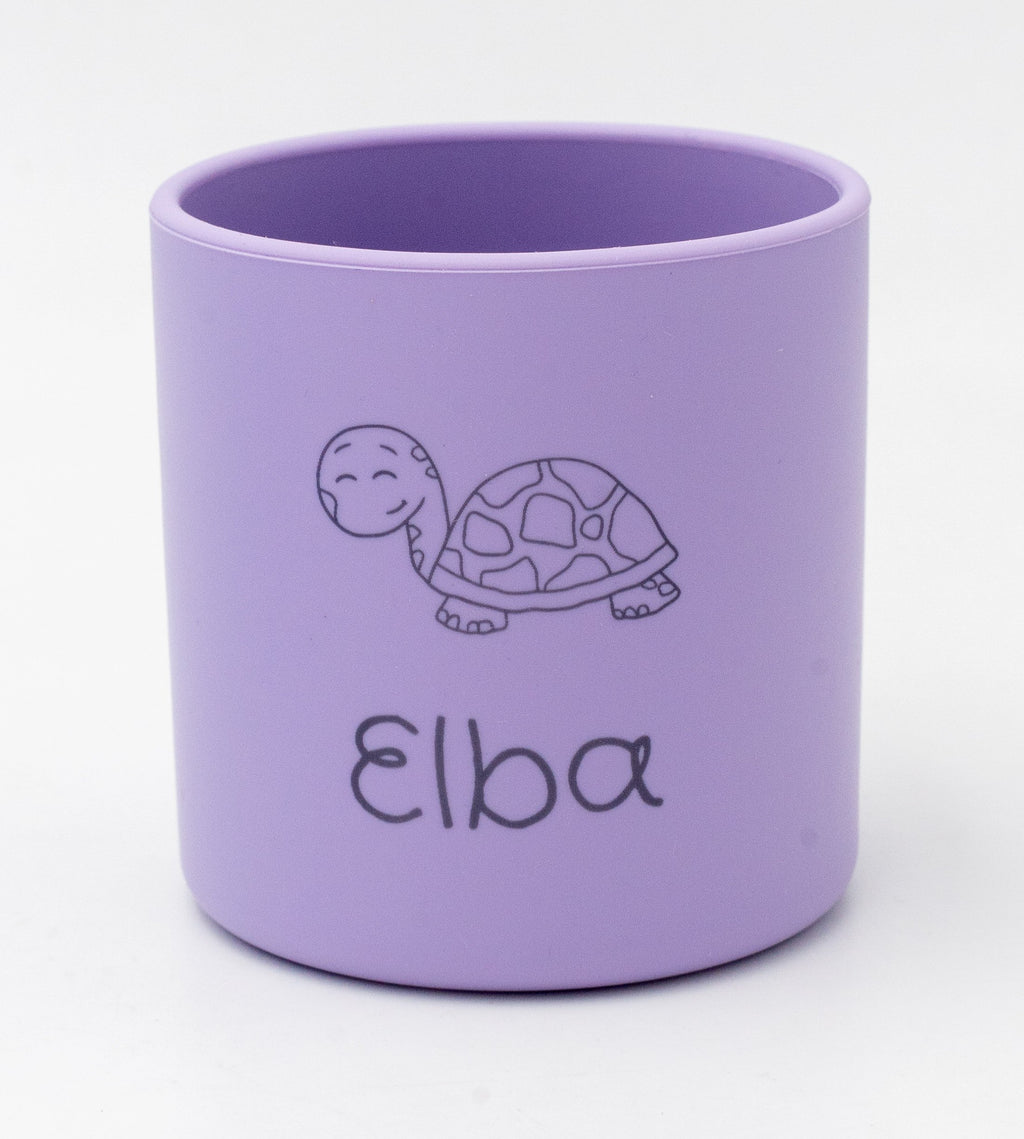 Got lila amb el nom Elba i una tortuga gravats