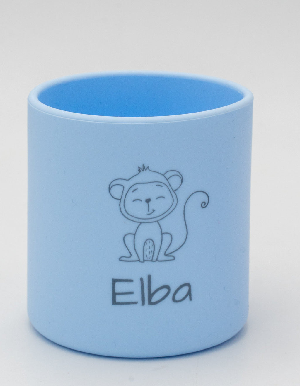Got blau clar amb el nom Elba i un gat gravats