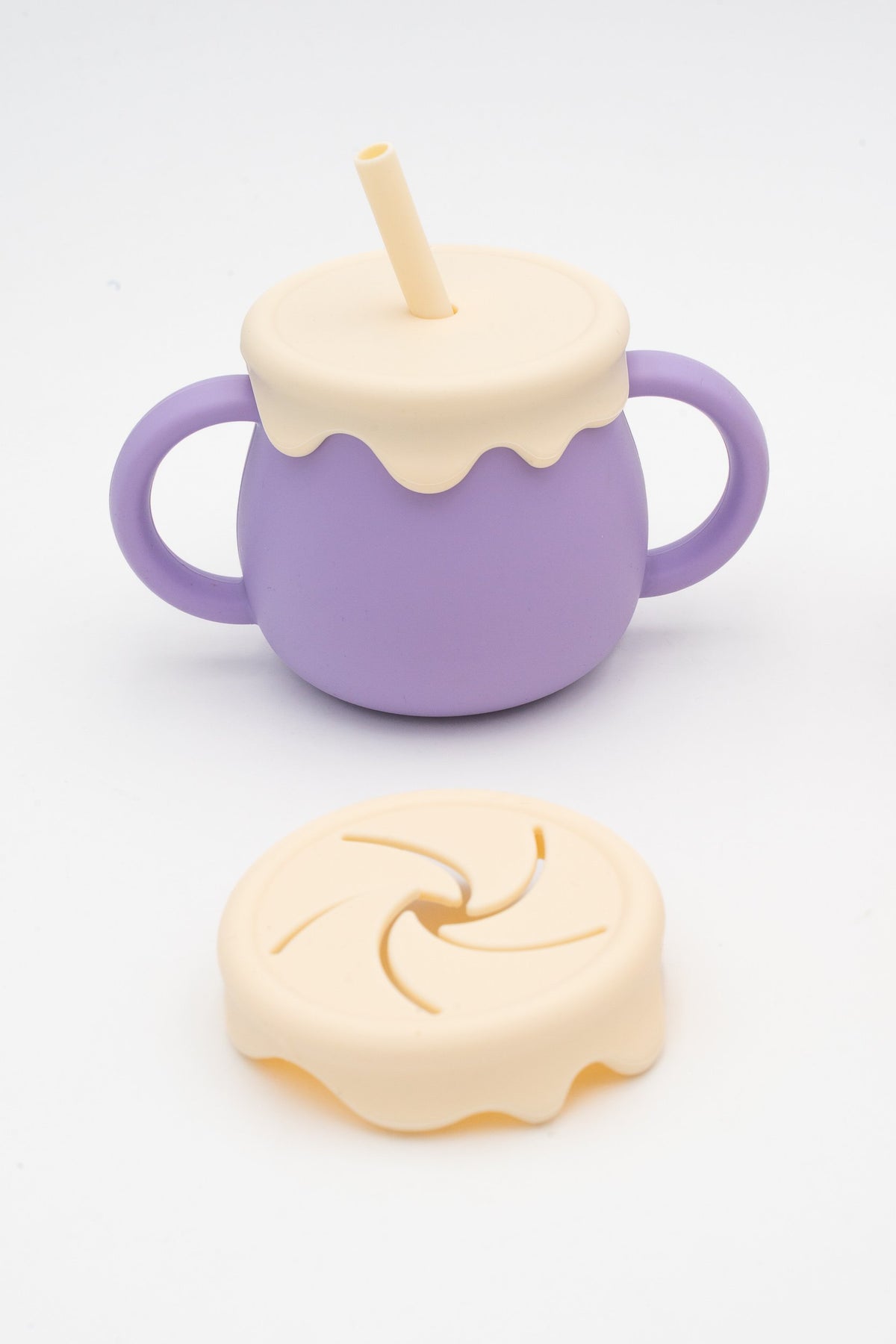 Vaso infantil lila con tapa para palliña e tapa segmentada de cor crema