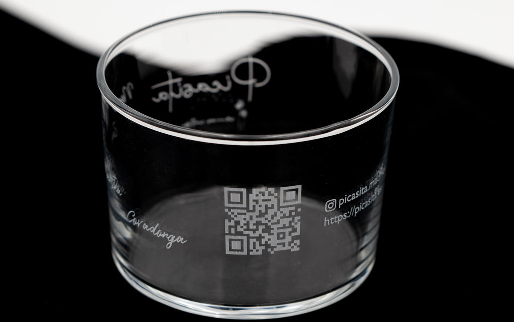 Vaso de cristal personalizado con código QR y nombres de invitados grabados para eventos sociales.