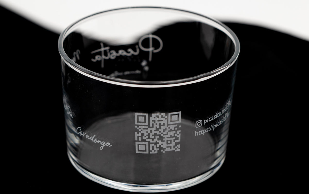 Vaso de cristal personalizado con código QR y nombres de invitados grabados para eventos sociales.