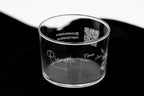Detalle de grabado láser en vaso de cristal con el nombre Picasita y firmas personalizadas.