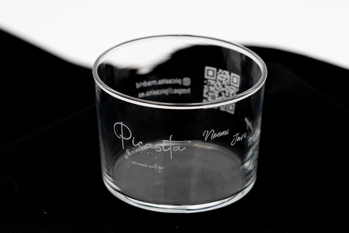 Detalle de grabado láser en vaso de cristal con el nombre Picasita y firmas personalizadas.
